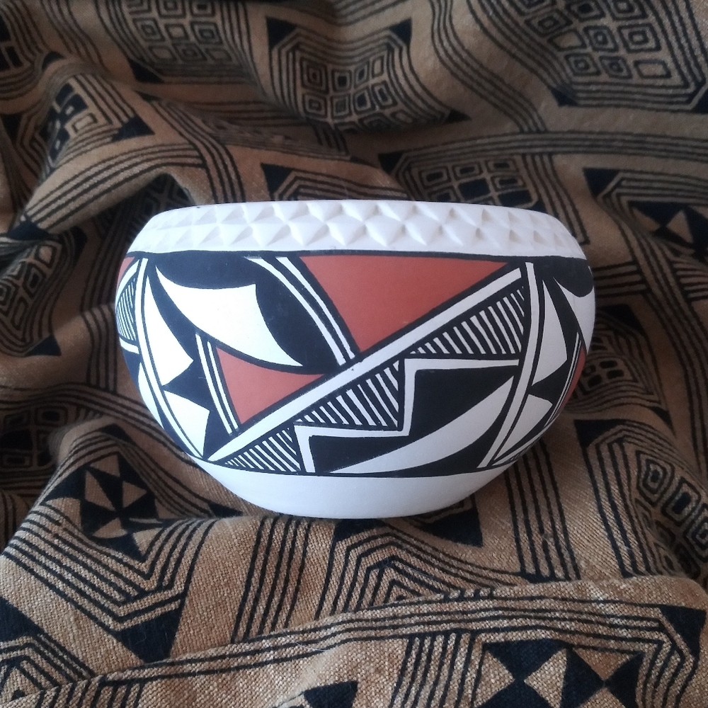 Lovely Vintage Acoma Pottery by Pauline Abeita, signed 1990